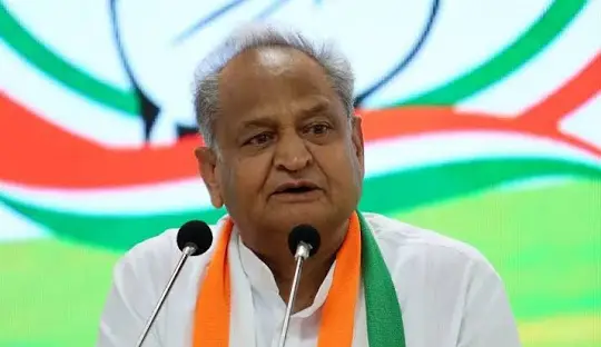 ‘पति-पत्नी भी फोन पर डरते हैं, फेसटाइम पर करते हैं बात’: अशोक गहलोत का फोन टैपिंग पर सनसनीखेज बयान, देश में डर का माहौल