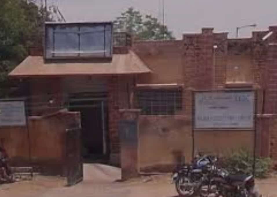 नोखा (बीकानेर): ट्रक की टक्कर से बिजली पोल टेढ़ा, बिजली गुल, कई घरों के उपकरण जले