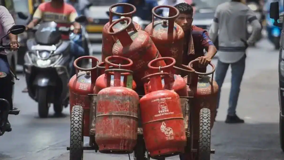 त्योहारी सीजन में LPG कीमतों में उछाल, कॉमर्शियल सिलेंडर 15 रुपये महंगा