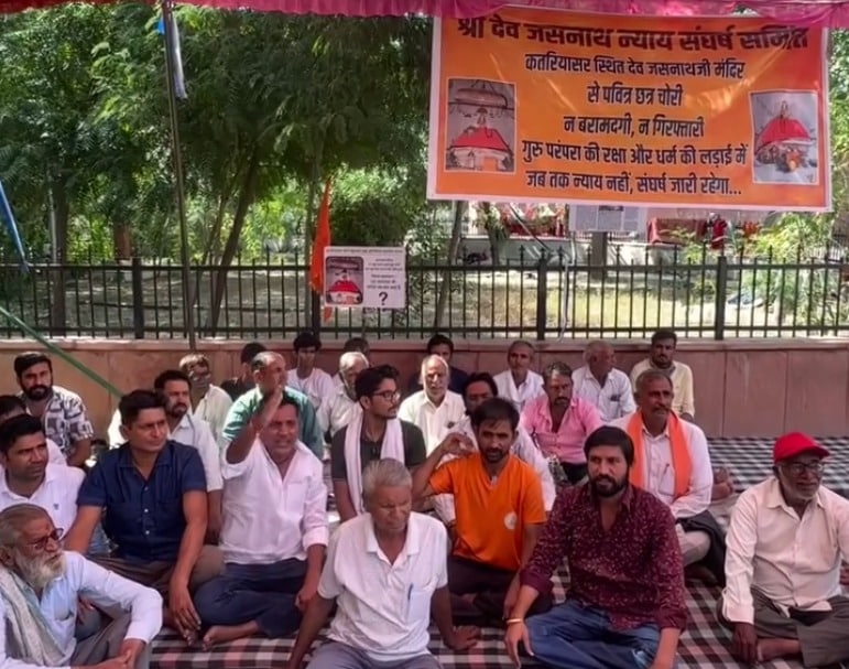 कतरियासर जसनाथ मंदिर चोरी: थालियां बजाकर ग्रामीणों का धरना 12वें दिन, छत्र बरामदगी की मांग तेज
