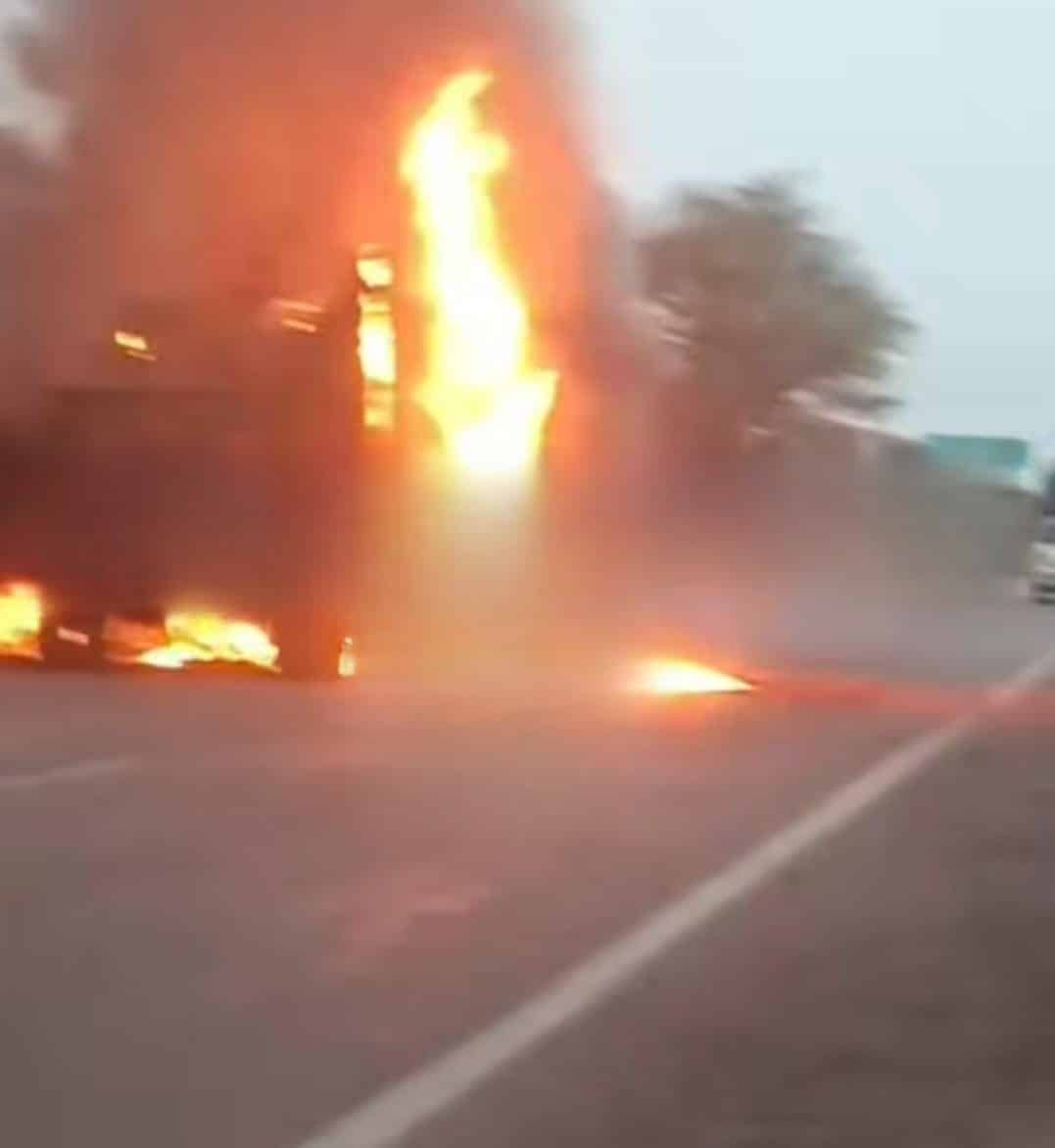 लूणकरणसर के मलकीसर में भयानक सड़क हादसा: दो ट्रॉलियों की टक्कर से आग लगी, एक ड्राइवर जिंदा जलने की आशंका