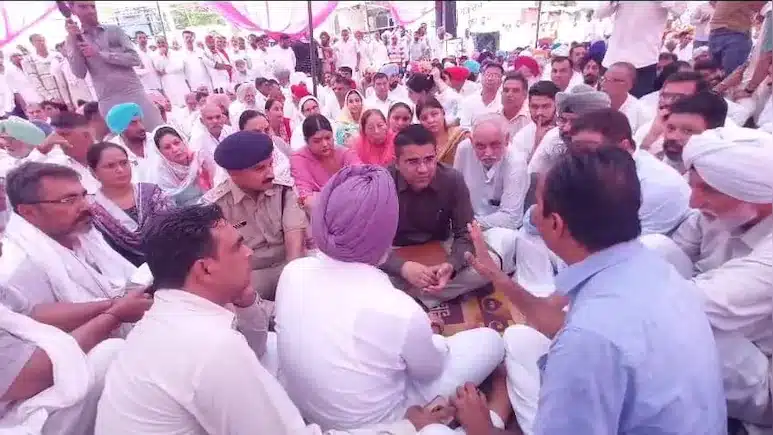 श्रीगंगानगर: रायसिंहनगर में किसानों का रोष, पानी-बिजली की मार से फसलें बर्बाद; अनिश्चितकालीन धरना शुरू